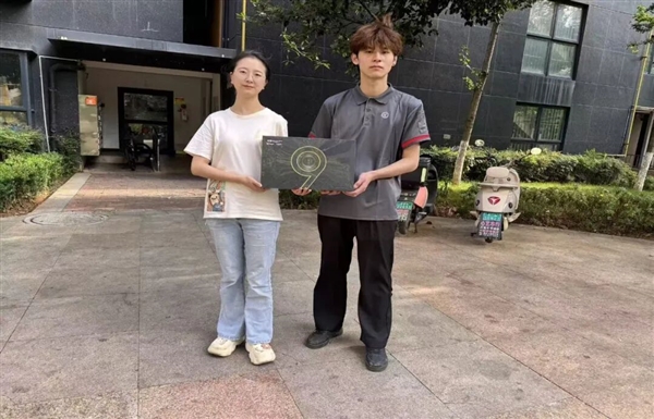 付款几分钟就收货 云南女子抢到首批荣耀Magic9 这配送速度太夸张 付款几分钟就收货 云南女子抢到首批荣耀Magic9 这配送速度太夸张