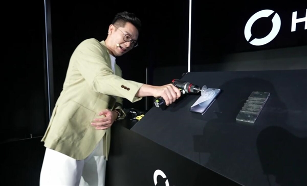 荣耀Magic9 Pro Max首发新一代至臻黑钻屏:实测电锯都锯不穿 荣耀Magic9 Pro Max首发新一代至臻黑钻屏:实测电锯都锯不穿