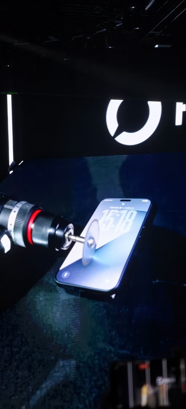 荣耀Magic9 Pro Max首发新一代至臻黑钻屏:实测电锯都锯不穿 荣耀Magic9 Pro Max首发新一代至臻黑钻屏:实测电锯都锯不穿