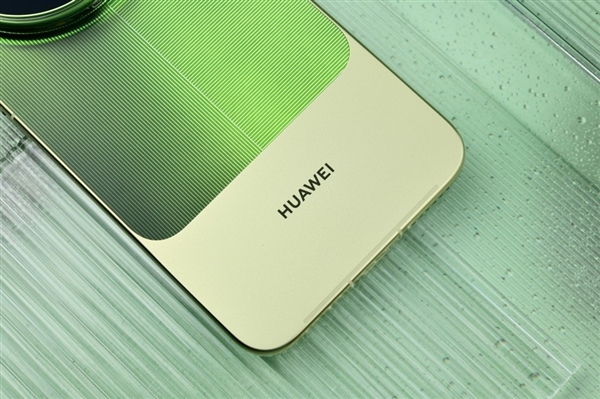 华为Mate 90 Pro Max典藏版上手:翡冷翠很抢眼!积木壳也有新玩法 华为Mate 90 Pro Max典藏版上手:翡冷翠很抢眼!积木壳也有新玩法