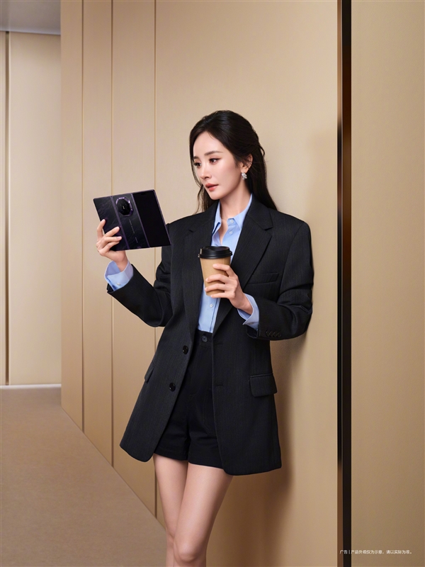 杨幂出任华为Mate XT 2鸿蒙推广大使 黑色西装短裙造型手持三折叠出镜 杨幂出任华为Mate XT 2鸿蒙推广大使 黑色西装短裙造型手持三折叠出镜