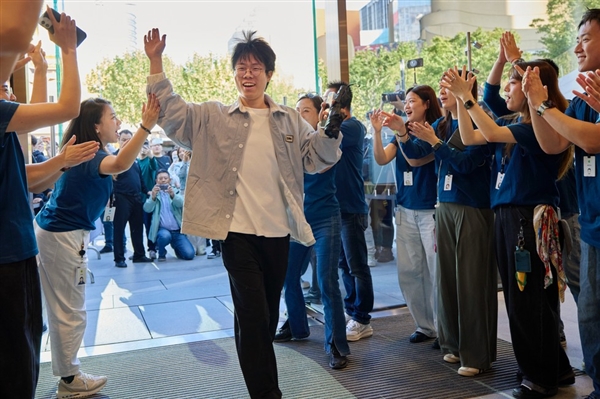 iPhone Duo全球开售!苹果晒上海静安Apple Store现场图:人山人海 iPhone Duo全球开售!苹果晒上海静安Apple Store现场图:人山人海