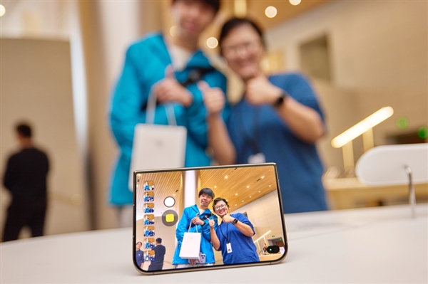 iPhone Duo全球开售!苹果晒上海静安Apple Store现场图:人山人海 iPhone Duo全球开售!苹果晒上海静安Apple Store现场图:人山人海