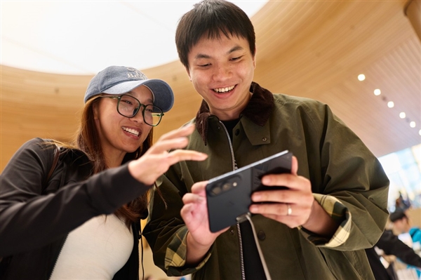 iPhone Duo全球开售!苹果晒上海静安Apple Store现场图:人山人海 iPhone Duo全球开售!苹果晒上海静安Apple Store现场图:人山人海