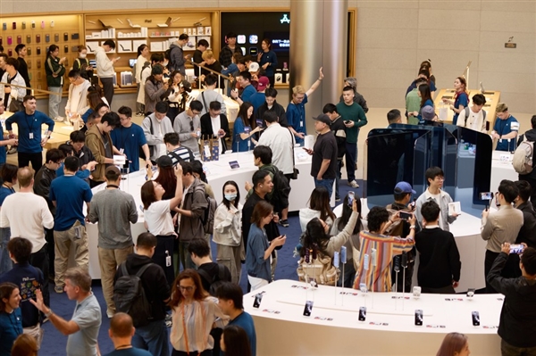 iPhone Duo全球开售!苹果晒上海静安Apple Store现场图:人山人海 iPhone Duo全球开售!苹果晒上海静安Apple Store现场图:人山人海