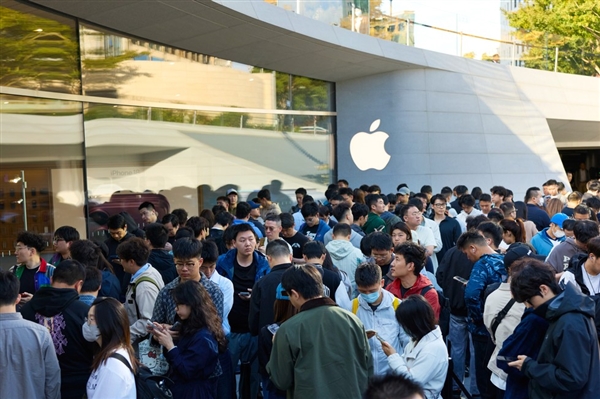 iPhone Duo全球开售!苹果晒上海静安Apple Store现场图:人山人海 iPhone Duo全球开售!苹果晒上海静安Apple Store现场图:人山人海